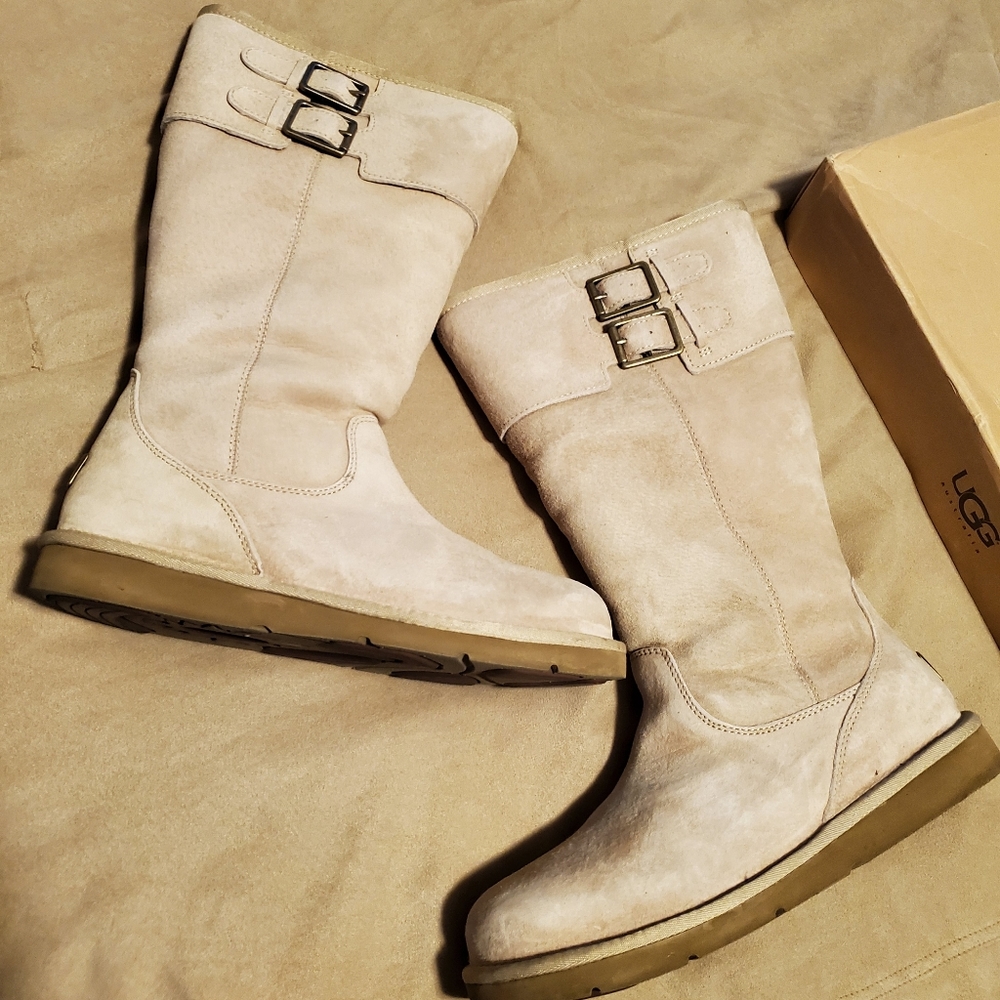 UGG Surrey sz 9